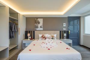 Giường trong phòng chung tại Binh Duong Resident Hotel