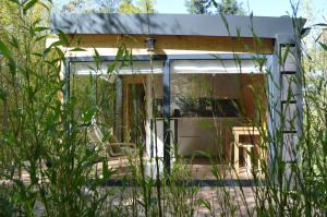 una casa en medio de un campo de hierba en Bamboo Guest House, en Águeda
