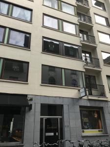 een hoog gebouw met ramen aan de zijkant bij Appartement in hartje Gent in Gent