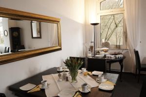 Ein Restaurant oder anderes Speiselokal in der Unterkunft Hotel Burgfeld 