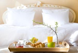 taca ze śniadaniem na łóżku w obiekcie Aristocrat Boutique Hotel w Petersburgu