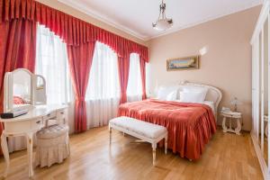 sypialnia z łóżkiem, biurkiem i lustrem w obiekcie Aristocrat Boutique Hotel w Petersburgu