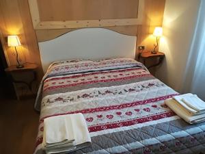 um quarto com uma cama com duas toalhas em Kèbele em Roana