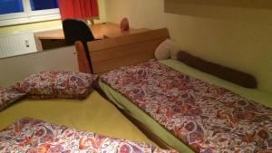 Un pat sau paturi într-o cameră la Private rooms IN WIEN