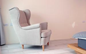 Ein Sitzbereich in der Unterkunft Less is more