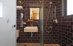 ein Badezimmer mit Waschbecken und Spiegel in der Unterkunft Less is more in Wujie