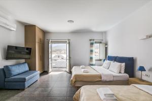 Postel nebo postele na pokoji v ubytování Santorini Blue Senses Villas + 37 fotografií