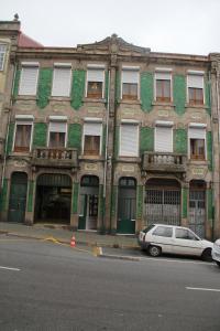 a car is parked in front of a building at Monte Sinai Guest House in Porto