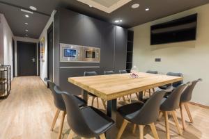Airhostel Barcelona Airport 24h的厨房或小厨房