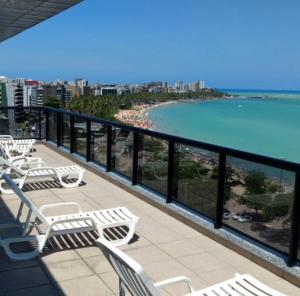 balcón con sillas y vistas a la playa en BeiraMar_2quartos_Apto606, en Maceió