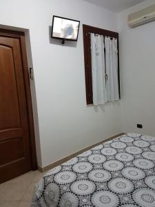 Un pat sau paturi într-o cameră la Frank House