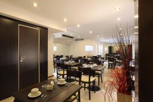 Um restaurante ou outro lugar para comer em Europlaza Hotel & Suites