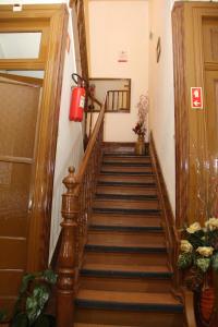 uma escada numa casa com um hidrante vermelho na parede em Monte Sinai Guest House no Porto