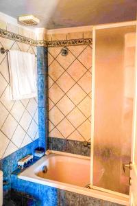 een badkamer met een bad en een douche bij Evgenia's Balcony in Preveza