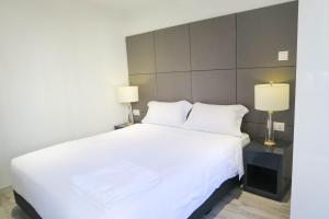 Tempat tidur dalam kamar di Comfy Studio 4 by ReCharge