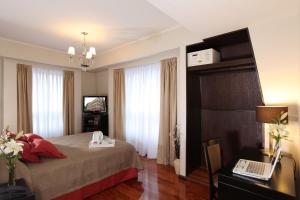 Llit o llits en una habitació de Europlaza Hotel & Suites