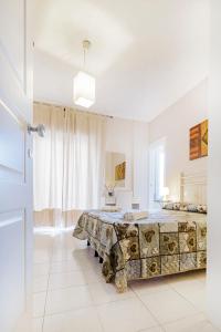 - une chambre avec un grand lit et une table dans l'établissement Casa Laura Sorrento, à Sorrente