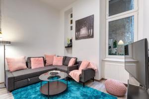 un soggiorno con divano e tavolo di Palace Residence a Budapest