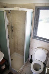 Ванна кімната в Herzelia Rooftop Special 2 Room Apartment