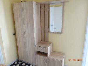 un placard avec un miroir et une armoire en bois dans l'établissement Sunny Ventspils 3, à Ventspils