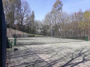 ソポトにあるSunshine Apartament Sopotのテニスコート