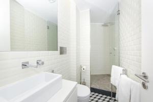 ポルトにあるCitybreak-Apartments Caldeireirosの白いバスルーム(洗面台、トイレ付)
