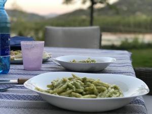 een tafel met twee witte kommen eten op een tafel bij Rubbiano River Cottage in Solignano
