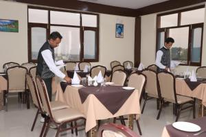 Hotel Ashiana Palampur tesisinde bir restoran veya yemek mekanı