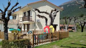 una valla de madera delante de una casa en Apartamentos La Eliza, en Lanzahita