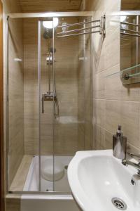 a bathroom with a shower and a sink and a toilet at Wieża Kruszewo in Kruszewo