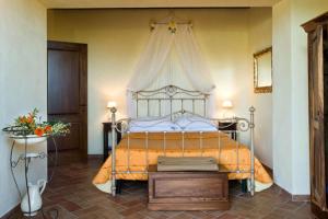 Un pat sau paturi într-o cameră la Agriturismo L'Antica Fornace