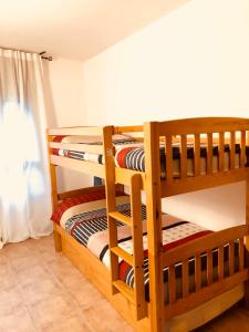 Divstāvu gulta vai divstāvu gultas numurā naktsmītnē Apartament Valls d'Aneu