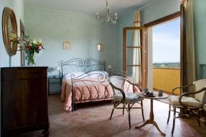 A bed or beds in a room at Agriturismo L'Antica Fornace