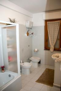 Simaxis的住宿－Sa Brobei，浴室配有卫生间、盥洗盆和淋浴。