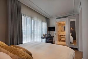 Rúm í herbergi á Hotel Jacob Samuel by Prima Hotels