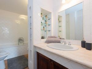 bagno con lavandino e specchio di Navona Penthouse a Roma
