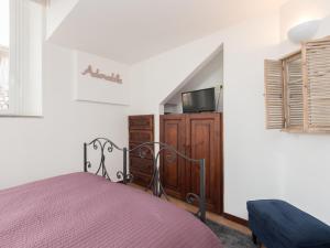 ローマにあるNavona Penthouseのベッドルーム1室(ベッド1台、壁にテレビ付)