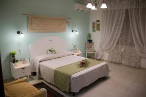 Un dormitorio con una cama con flores. en Sa Brobei, en Simaxis