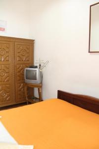 A bed or beds in a room at Monte Sinai Guest House