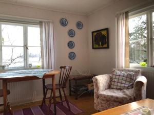 a living room with blue plates on the wall at Sjöstuga vid Bunn Gränna - Uddastugan in Gränna