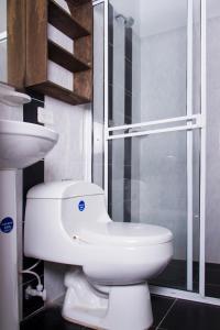 a bathroom with a toilet and a glass shower at Hotel Campestre La Ribera del Fonce in San Gil