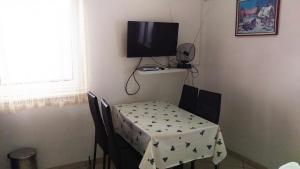 Télévision ou salle de divertissement dans l'établissement Apartment Mirela