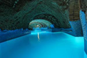 um túnel com luzes azuis na água em Punta Chiarito Resort em Ischia