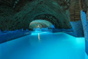 ein Tunnel mit blauen Lichtern im Wasser in der Unterkunft Punta Chiarito Resort in Ischia