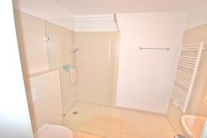 La salle de bains est pourvue d'une douche et de toilettes. dans l'établissement Ferienwohnung am Apfelgarten, à Ahrenshoop