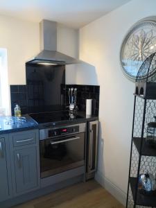 een keuken met een kookplaat en een oven bij The Courtyard Cottage, Timble near Harrogate in Timble