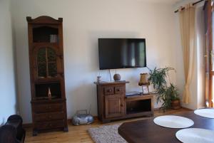 Televízia a/alebo spoločenská miestnosť v ubytovaní Apartament w Kozubniku z widokiem na góry