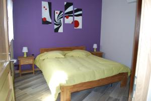 ヴィンツェンハイムにあるmaison d en hautの紫の壁のベッドルーム1室