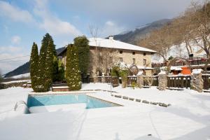 een huis met een zwembad in de sneeuw bij Agroturismo Izarre in Régil