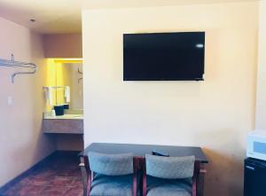 En TV eller et underholdningssystem på Camino Real Motel